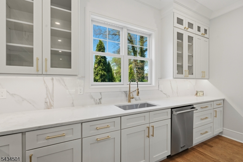60 West Hobart Gap Road Livingston, NJ 07039 - Photo 12 of 40