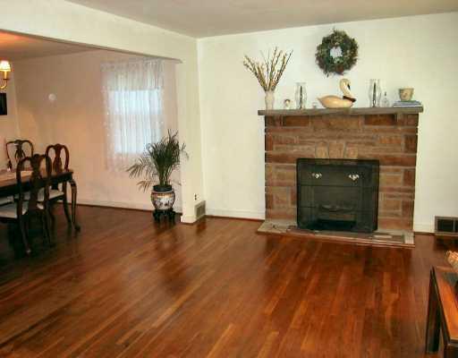 103 Hillendale Road Pittsburgh, PA 15237 - Photo 2 of 7 Living Room.