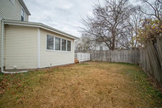 a view of a backyard