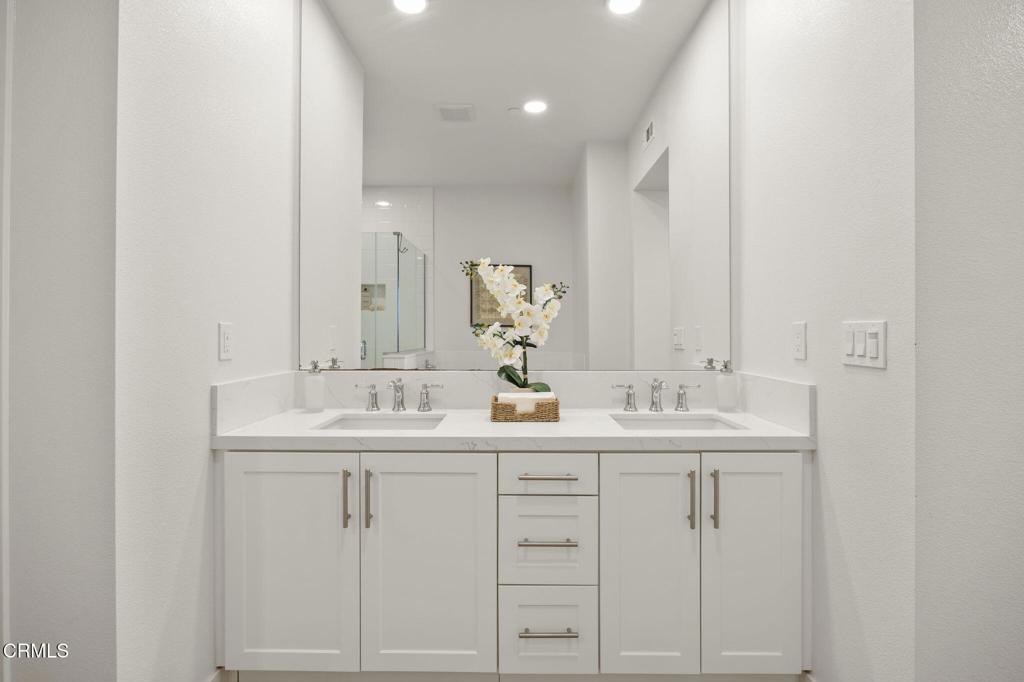 2870 Wagon Wheel Road, Unit 401 Oxnard, CA 93036 - Photo 33 of 49 a bathroom with 2 sink and a mirror
