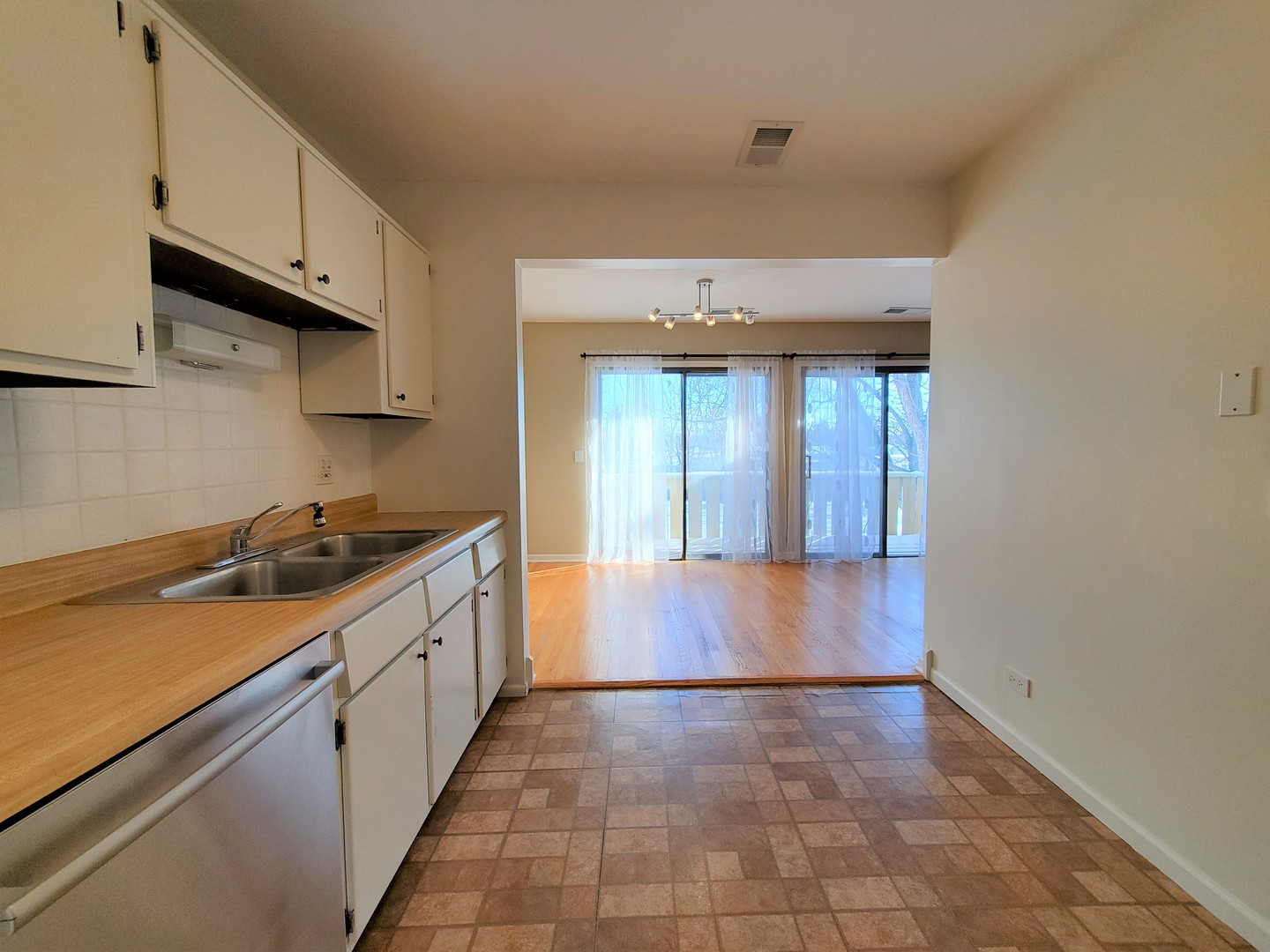 733 Plum Tree Court, Unit C2 Wheeling, IL 60090 - Photo 8 of 25