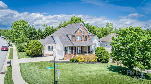 a view of a house with a backyard
