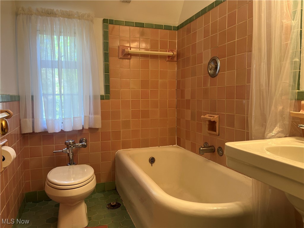 16400 Glynn Road Cleveland, OH 44112 - Photo 35 of 39 2nd floor fulll bath