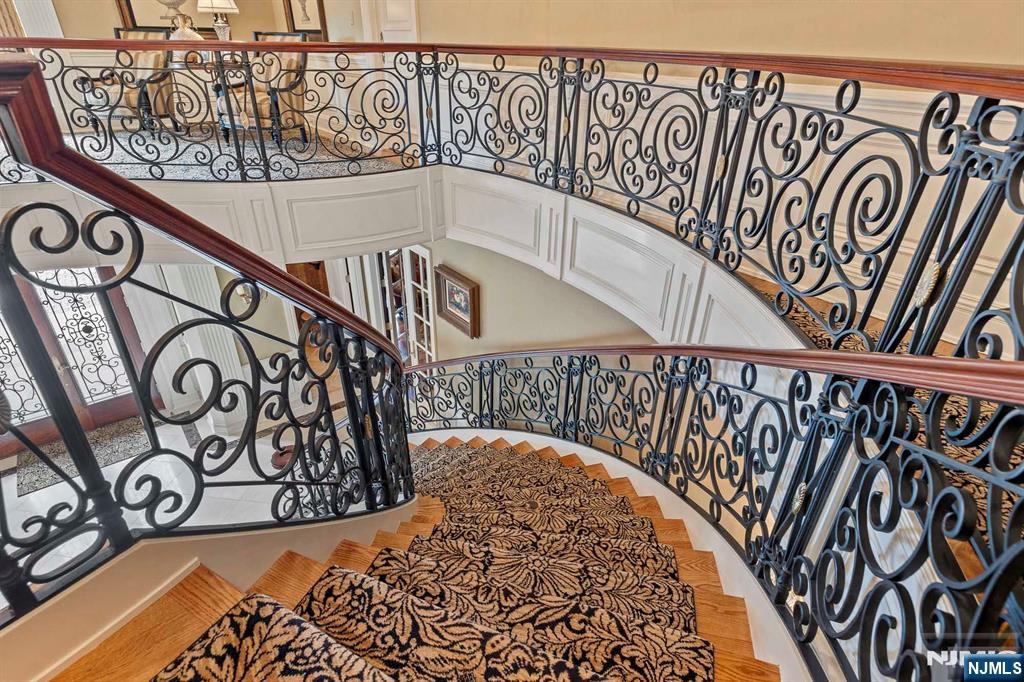 196 Vaccaro Drive Alpine, NJ 07620 - Photo 40 of 50 a close up of a street sign