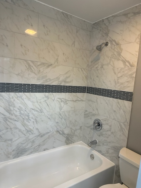 277 Armstrong Drive Buffalo Grove, IL 60089 - Photo 11 of 19 a bathroom with a bathtub and toilet