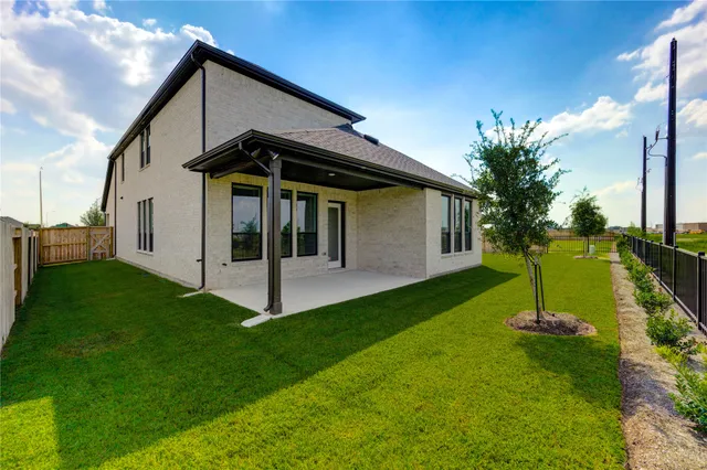 a view of a house with backyard
