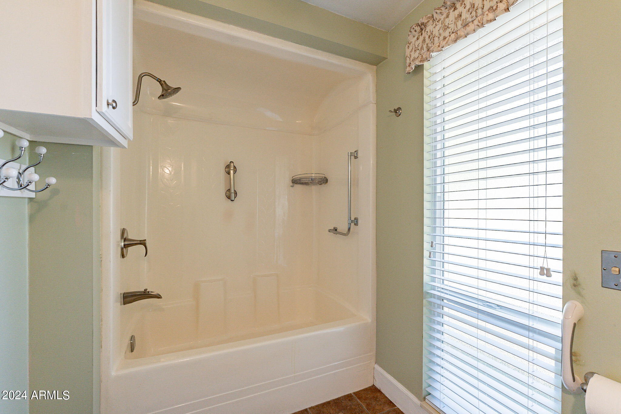 9510 West Greenway Road Sun City, AZ 85351 - Photo 18 of 46 a bathroom with a bathtub