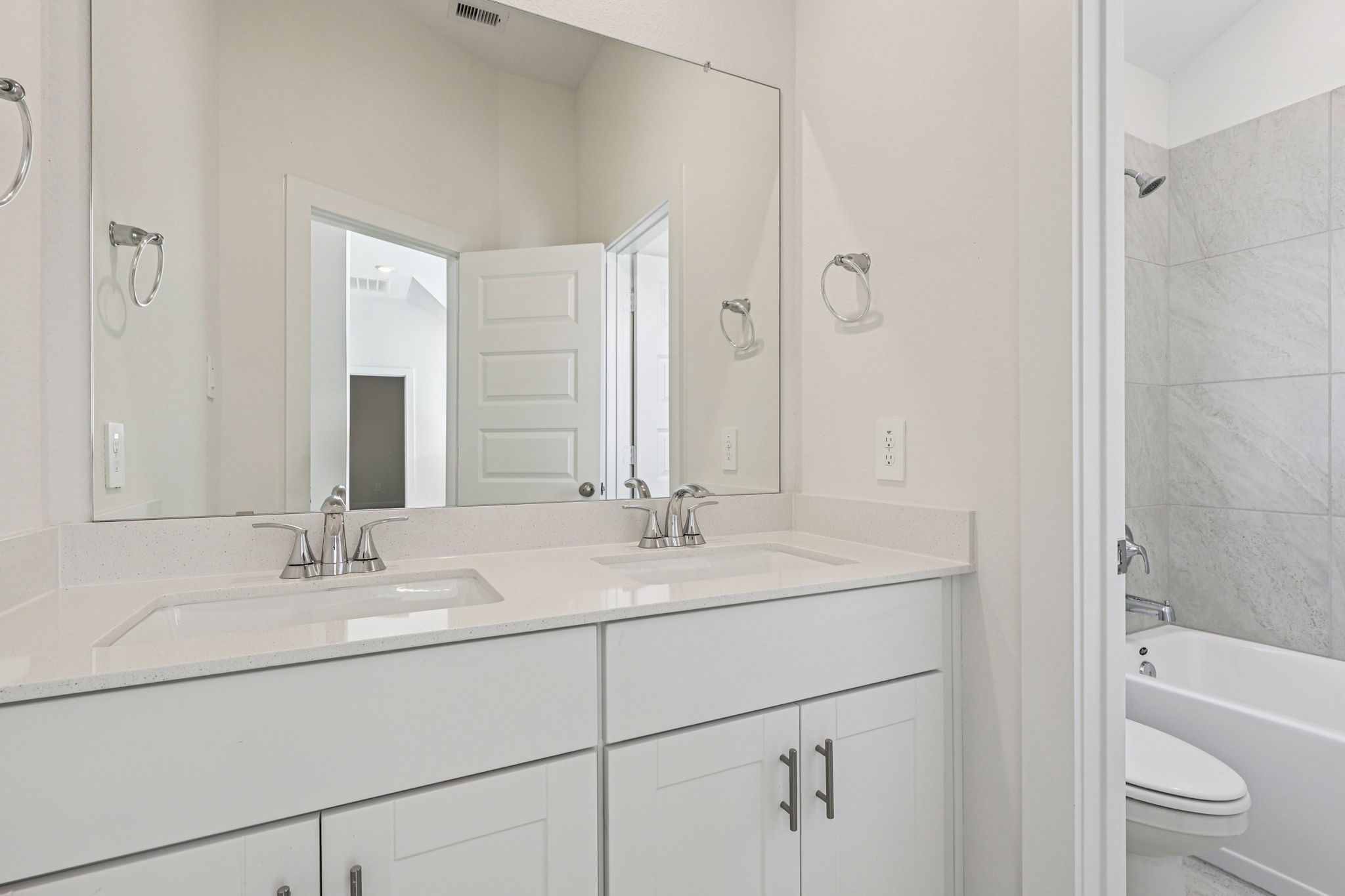 5815 Chamberlain Crossing Rosenberg, TX 77471 - Photo 31 of 35 a bathroom with a sink and a mirror
