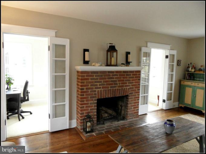 510 Wilton Road Towson, MD 21286 - Photo 5 of 27 Living Room
