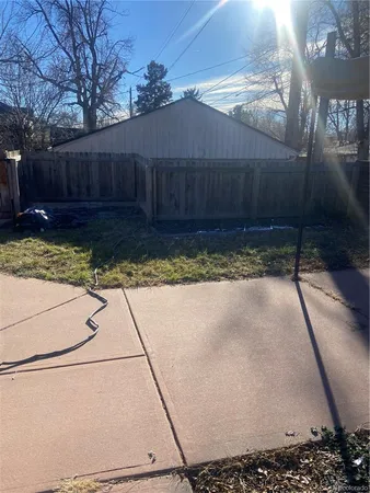 a view of a backyard