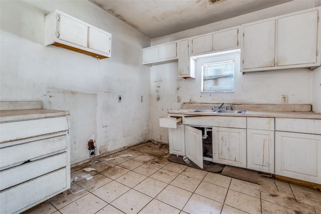 3914 Spence Street Dallas, TX 75215 - Photo 11 of 14 a kitchen with cabinets and appliances