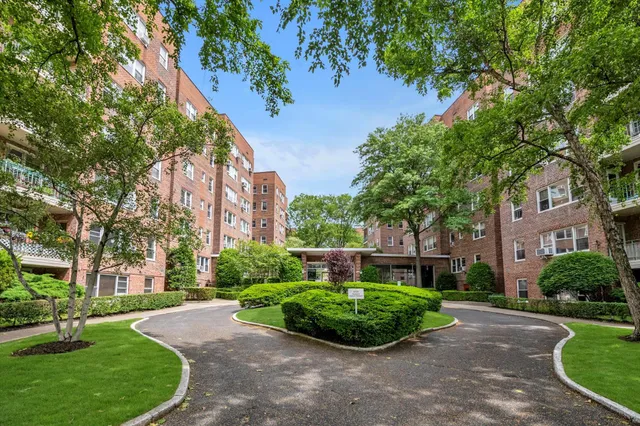 $219,999 | 3750 Hudson Manor Terrace, Unit 1DW | Riverdale