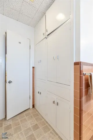 a view of utility room