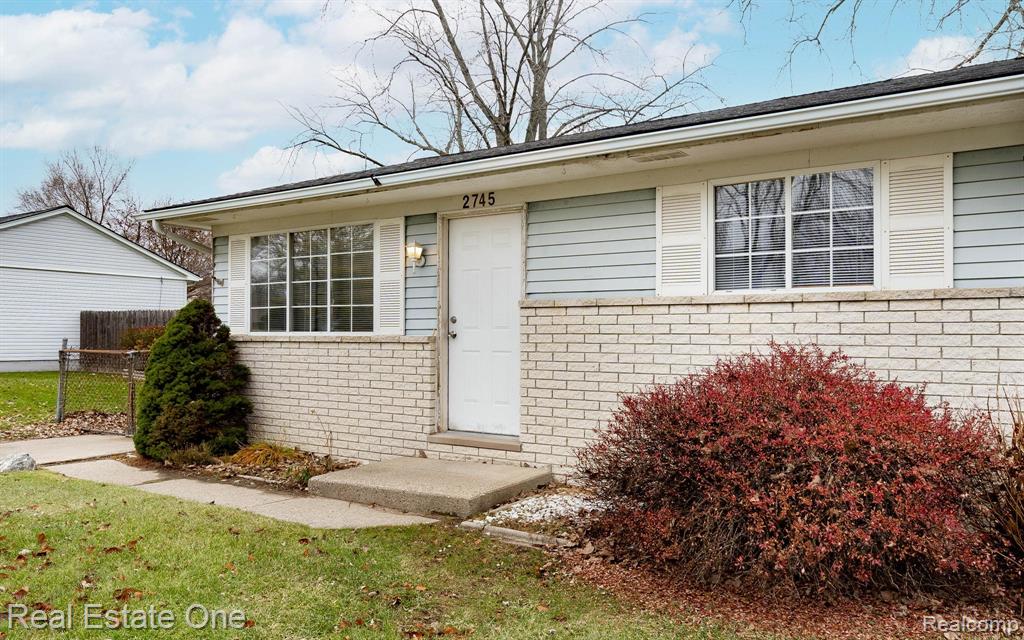 2745 Emmons Avenue Rochester Hills, MI 48307 - Photo 2 of 25