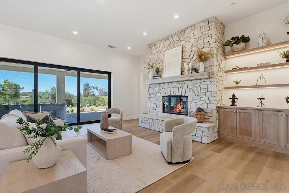 575 Twin Country Lane Fallbrook, CA 92028 - Photo 15 of 68 Living Room