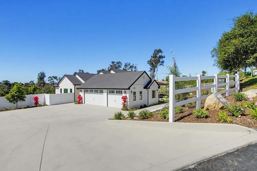575 Twin Country Lane Fallbrook, CA 92028 - Photo 5 of 68 Parking Lot/Garage