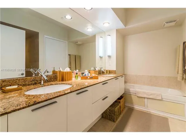 $8,200 | 400 Alton Road, Unit 705, Miami Beach, FL 33139