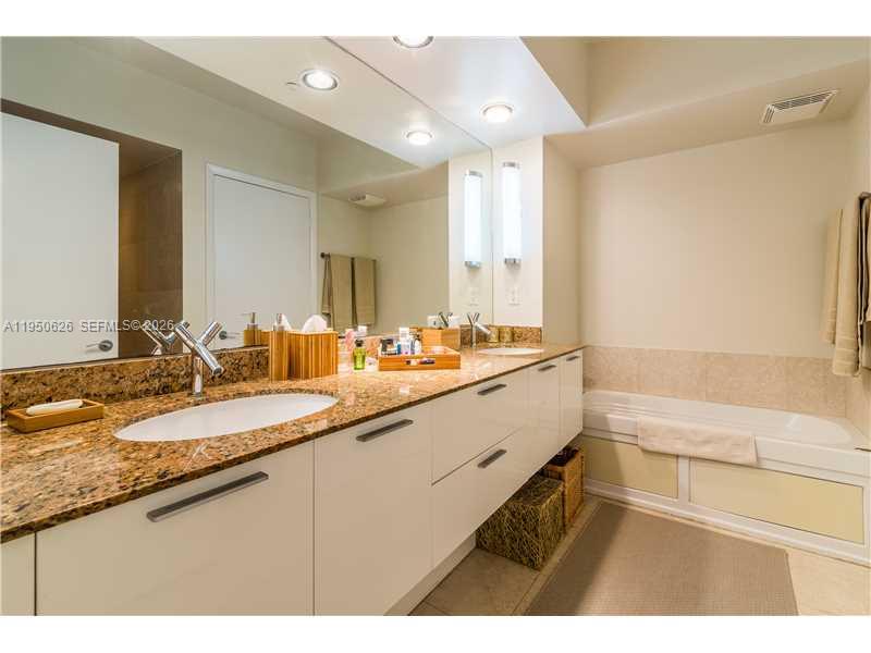 400 Alton Road, Unit 705 Miami Beach, FL 33139 - Photo 14 of 29 Exterior Front