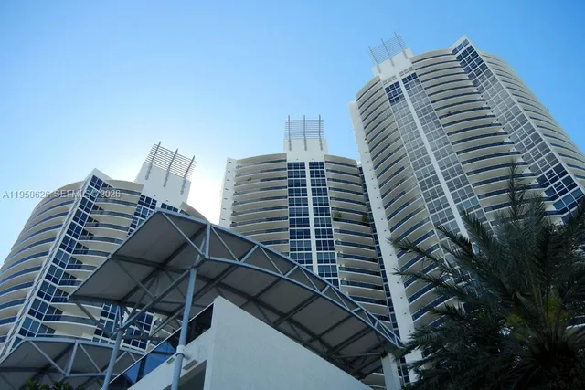 $8,200 | 400 Alton Road, Unit 705, Miami Beach, FL 33139