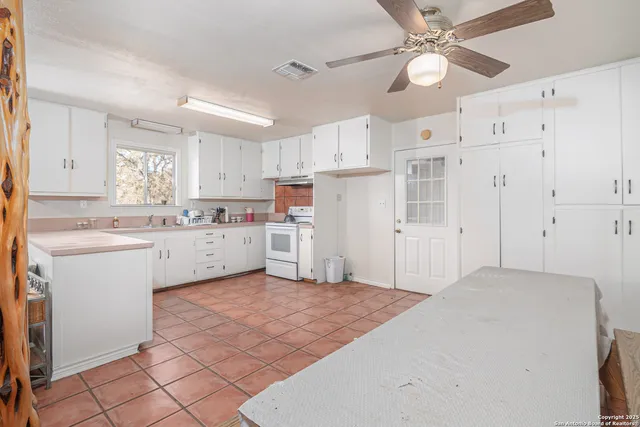 $699,000 | 847 Littlehorn Lane, La Vernia, TX 78121