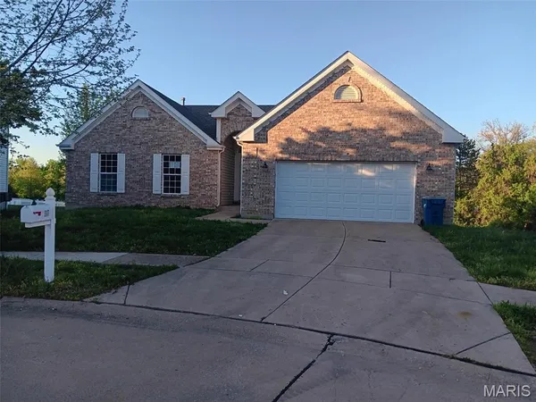 $311,000 | 318 Coventry Trail Lane, Maryland Heights, MO 63043