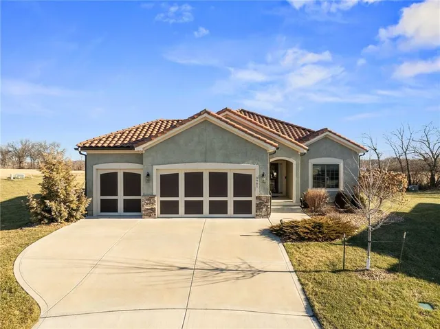 $565,000 | 3901 Southwest Odell Drive, Lee's Summit, MO 64082