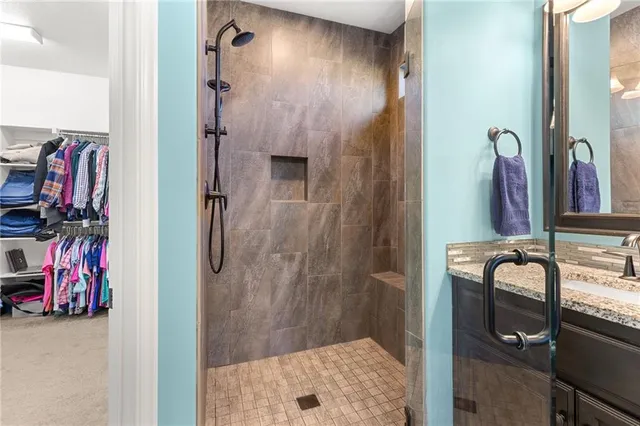 $565,000 | 3901 Southwest Odell Drive, Lee's Summit, MO 64082