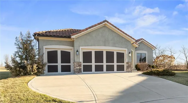 $565,000 | 3901 Southwest Odell Drive, Lee's Summit, MO 64082