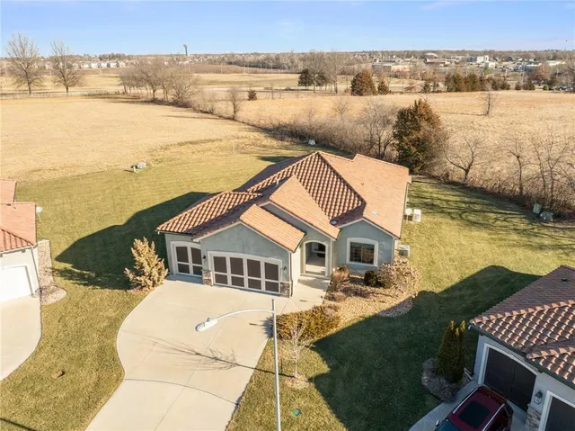 $565,000 | 3901 Southwest Odell Drive, Lee's Summit, MO 64082