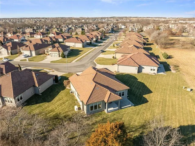 $565,000 | 3901 Southwest Odell Drive, Lee's Summit, MO 64082