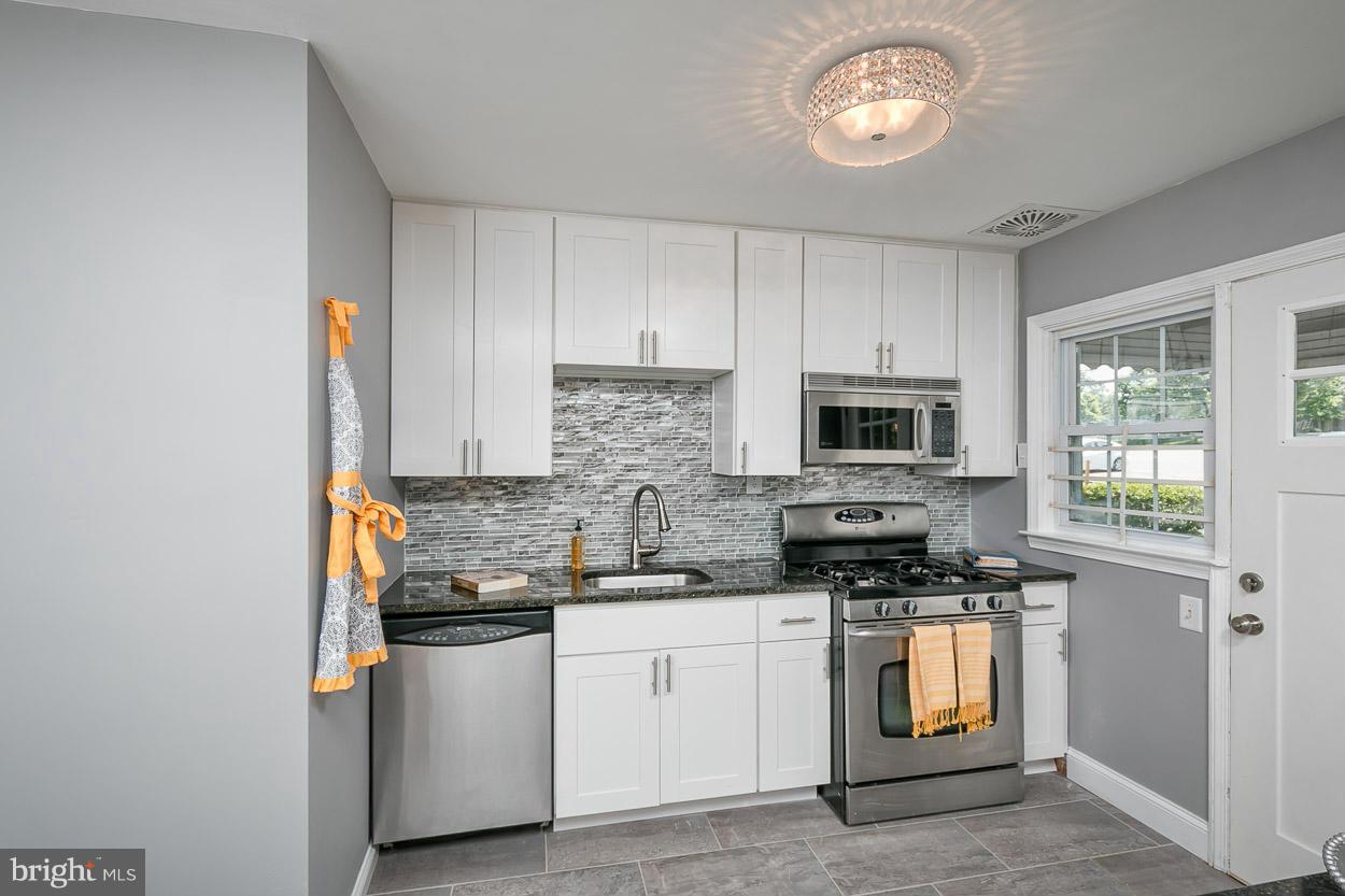 842 Stamford Road Baltimore, MD 21229 - Photo 6 of 30 Kitchen