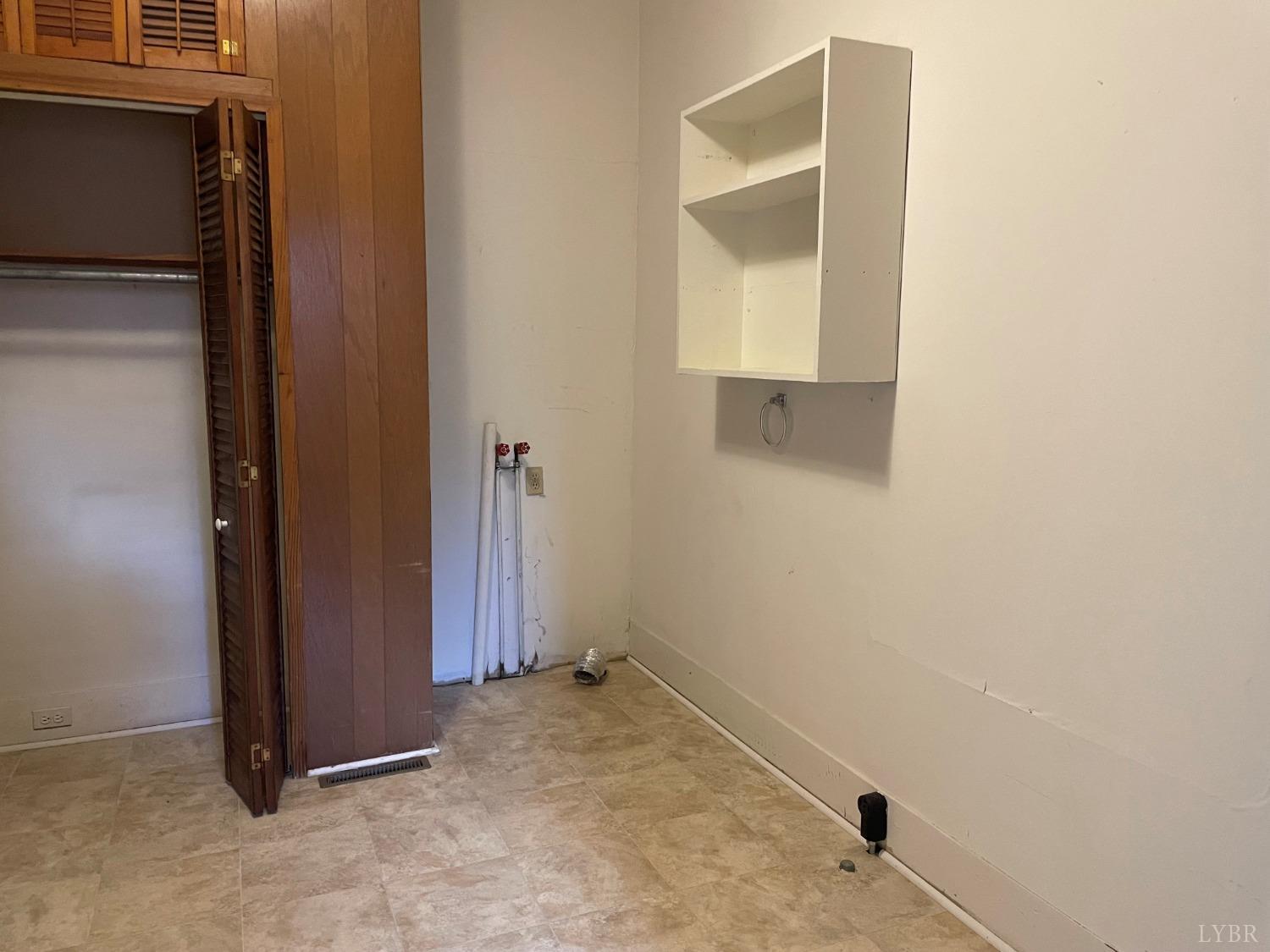 606 Jeter Street Bedford, VA 24523 - Photo 10 of 15 a view of a small space