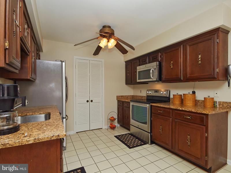7205 Ridgeway Drive Manassas, VA 20112 - Photo 7 of 29 Kitchen