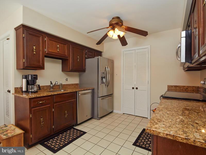 7205 Ridgeway Drive Manassas, VA 20112 - Photo 8 of 29 Kitchen