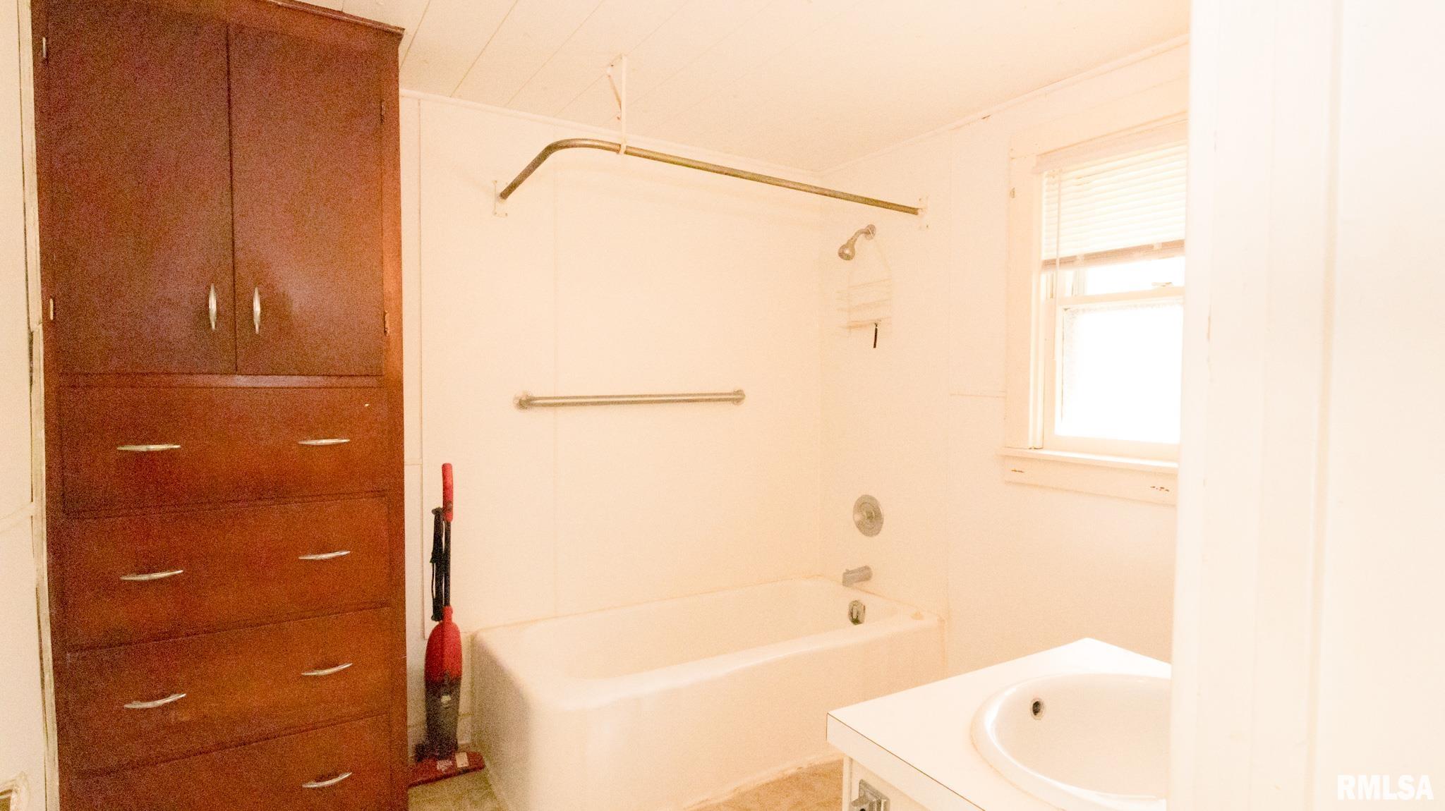 129 East Sangamon Avenue Springfield, IL 62702 - Photo 4 of 17 Gallery Image 4