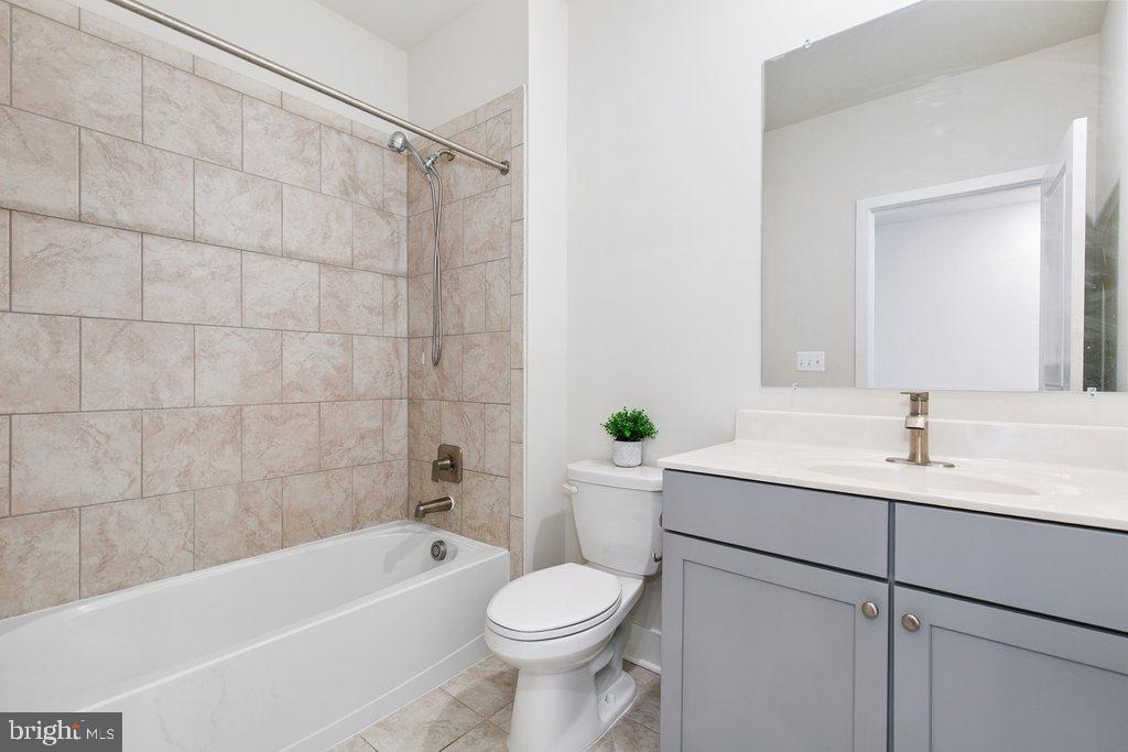 7203 Gringotts Way, Unit A Elkridge, MD 21075 - Photo 14 of 23 a bathroom with a sink a toilet and bathtub
