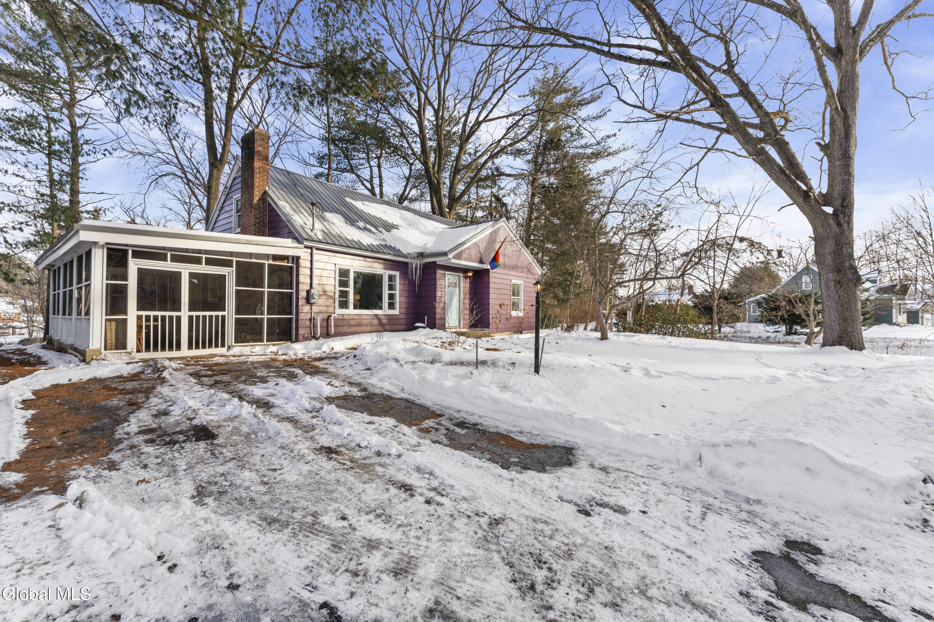 19 Sheffield Road Schenectady, NY 12302 - Photo 4 of 38 0 Front 3