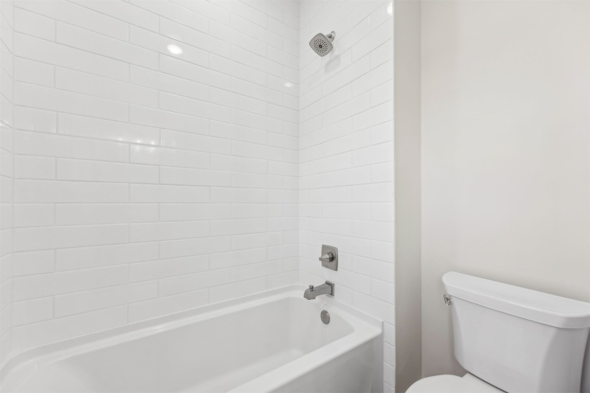 649 South 7th Street Fernandina Beach, FL 32034 - Photo 28 of 35 a bathroom with a bathtub and toilet