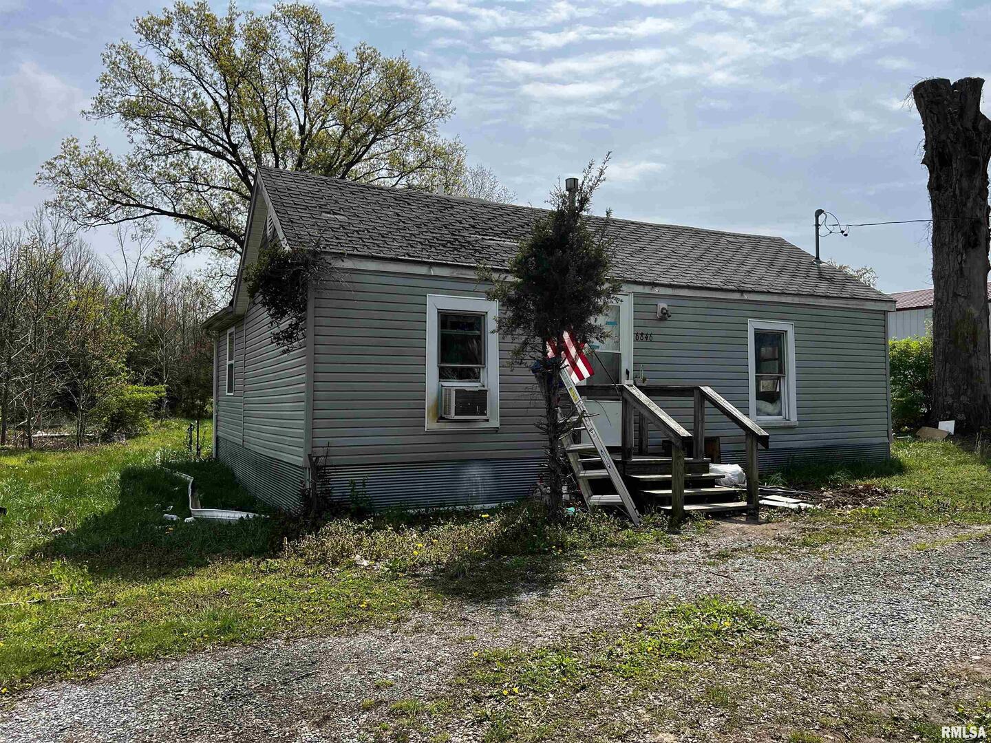 a view of a house with a backyard