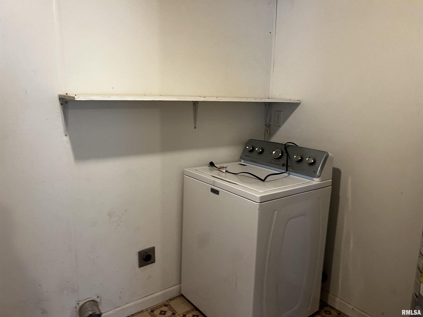 6846 East 1st Street Logan, IL 62856 - Photo 7 of 16 a utility room with dryer and washer