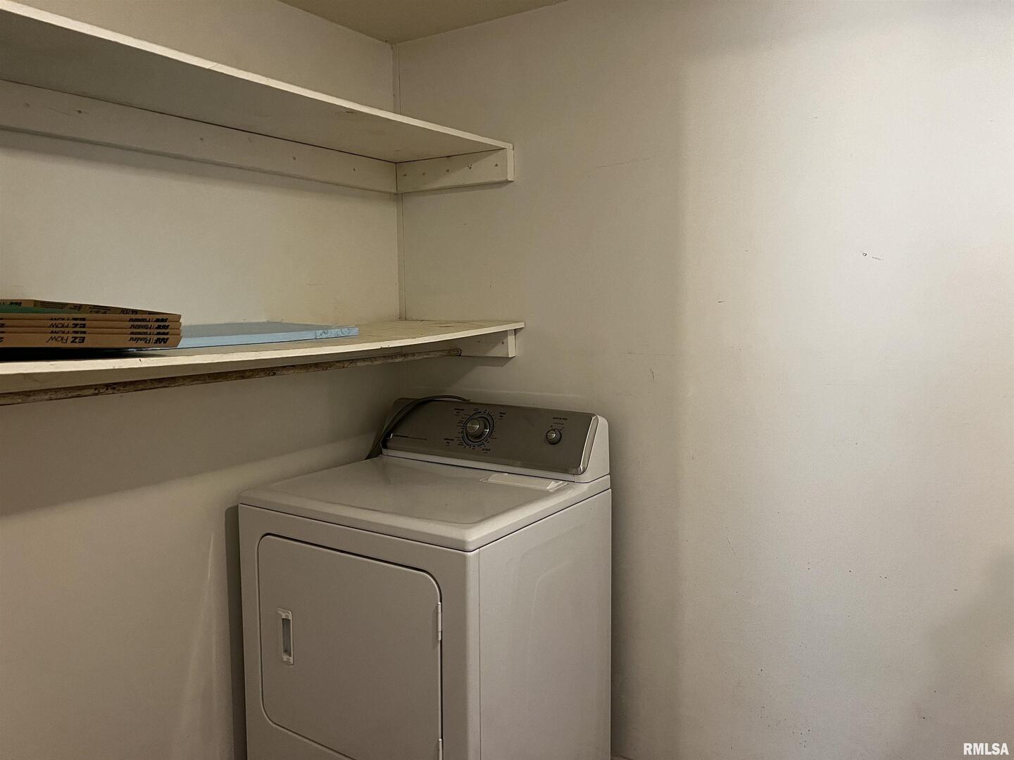 6846 East 1st Street Logan, IL 62856 - Photo 8 of 16 a utility room with dryer and washer