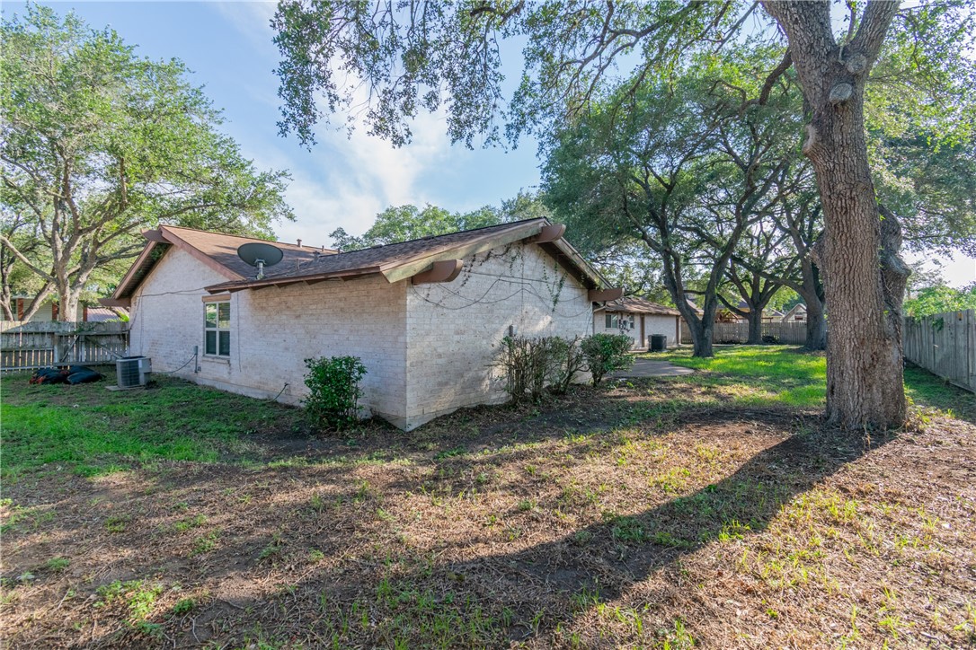 1307 Lincoln Street Alice, TX 78332 - Photo 7 of 34