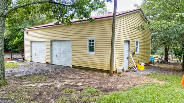 a view of a house with backyard