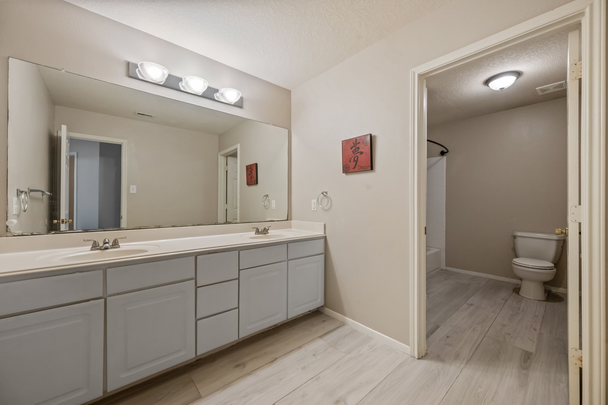 903 Northgate Springs Drive Spring, TX 77373 - Photo 19 of 31 Oversized Secondary Bathroom Upstairs.