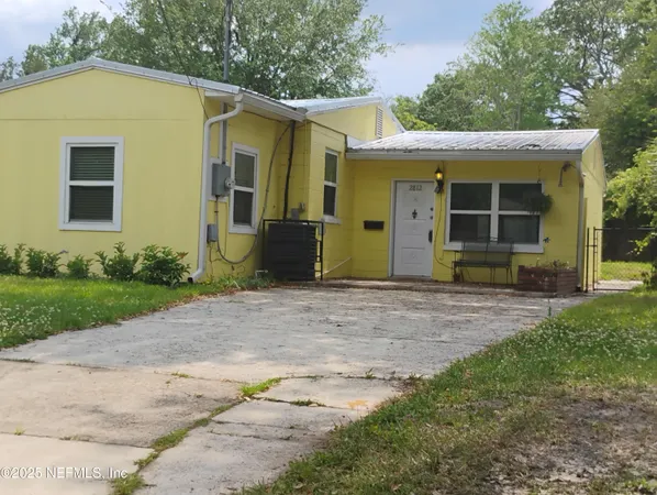 a view of a house with backyard