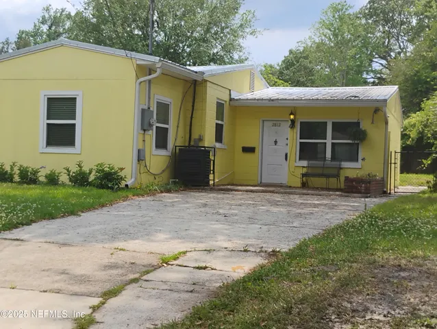 a view of a house with backyard