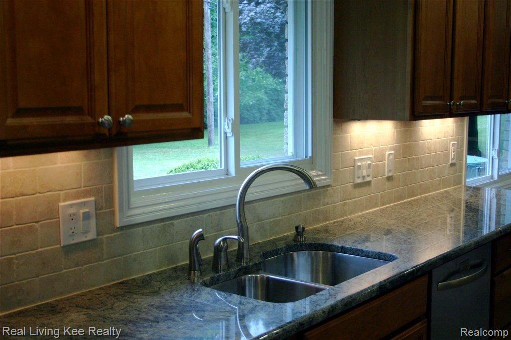 597 South Fieldstone Drive Rochester, MI 48309 - Photo 3 of 21 IMG_1327.jpg