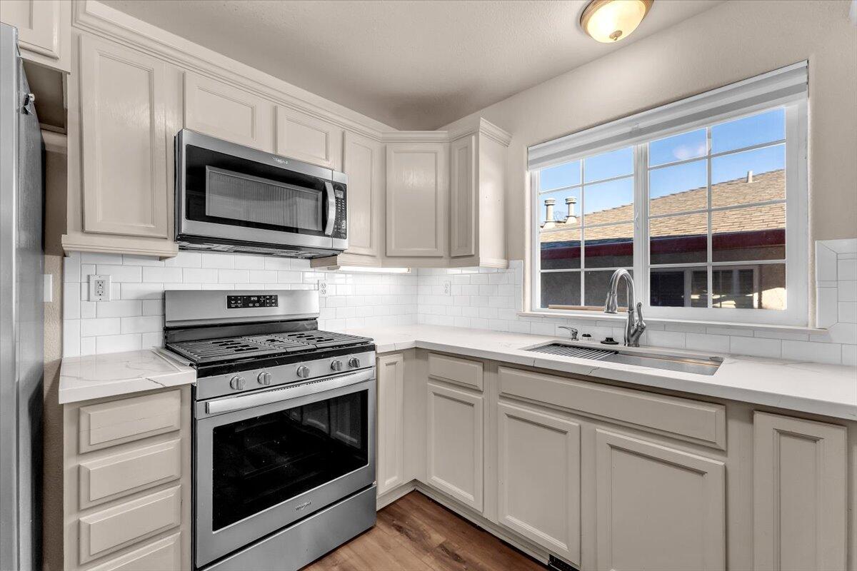 775 Stonebriar Trail Redding, CA 96003 - Photo 11 of 42 Kitchen