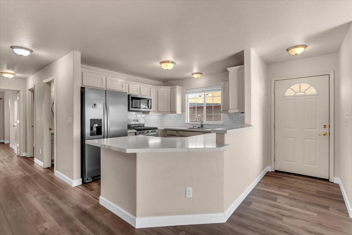 775 Stonebriar Trail Redding, CA 96003 - Photo 14 of 42 Breakfast Bar