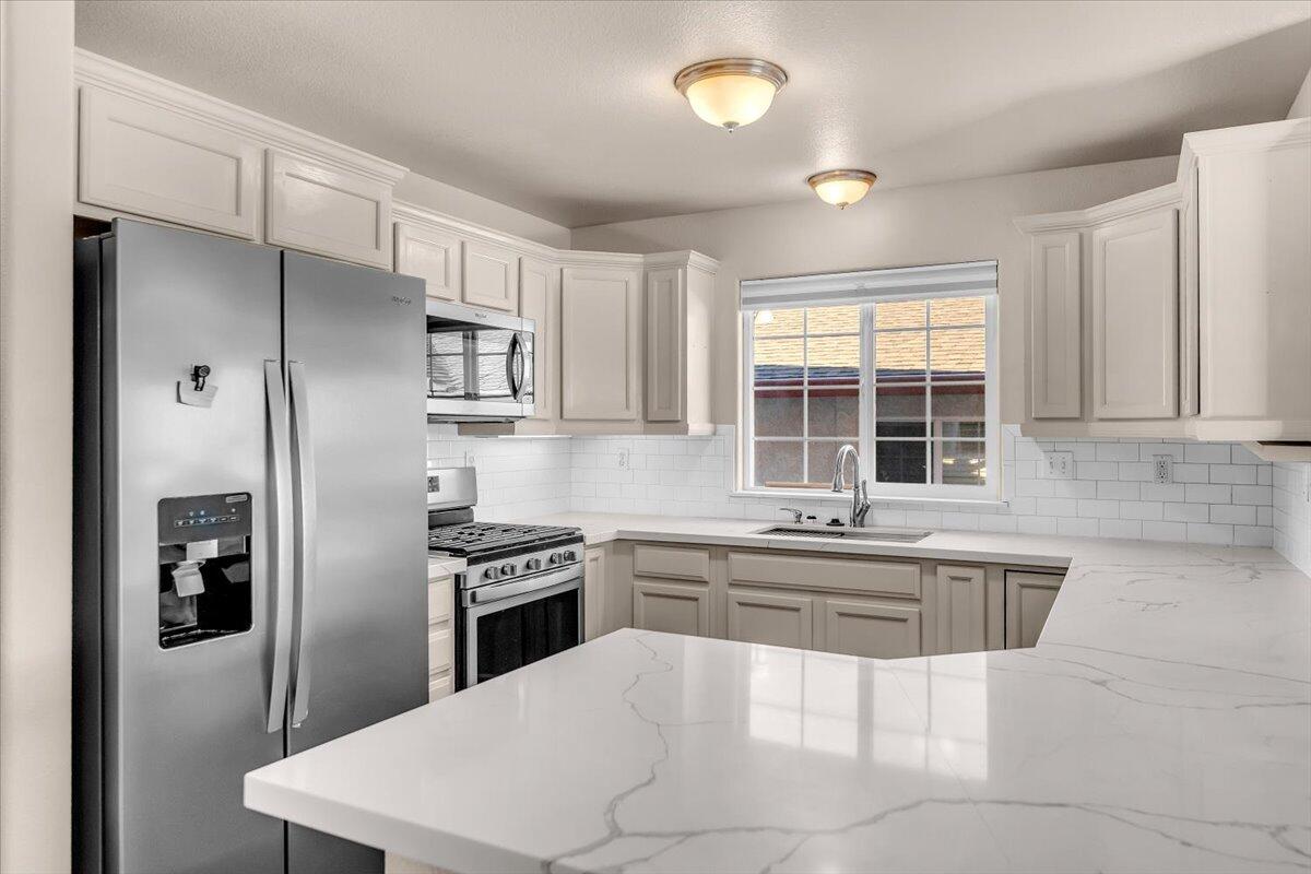 775 Stonebriar Trail Redding, CA 96003 - Photo 15 of 42 Kitchen